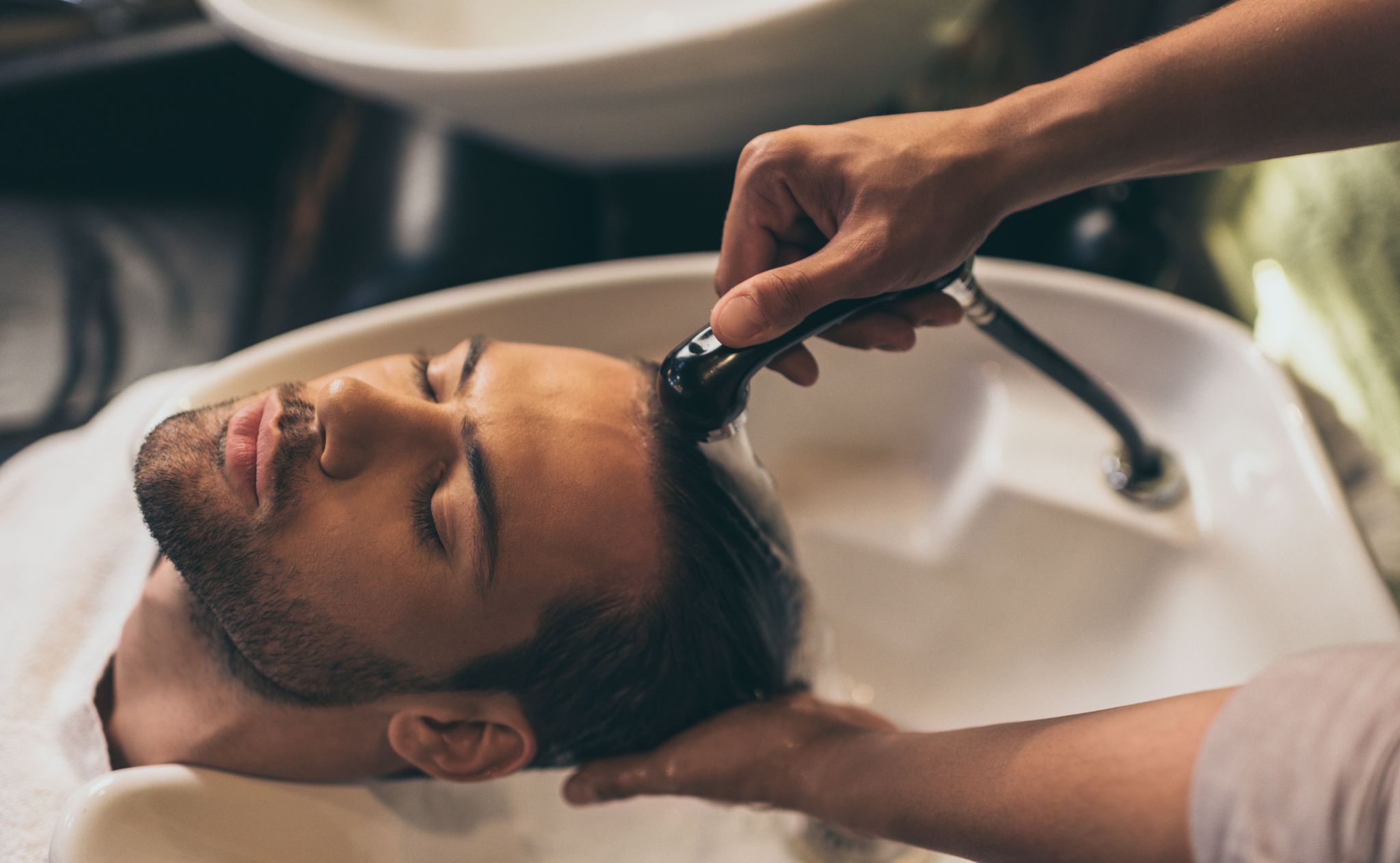 hairstylist-washing-male-clients-hair